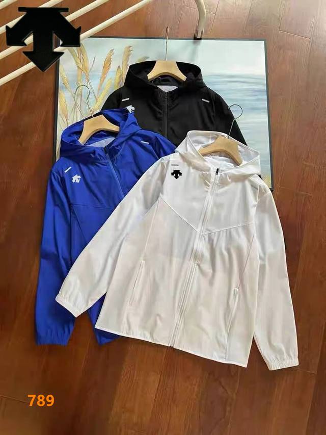 Descente 迪桑特 爆火户外品牌 户外防晒外套防 透气舒适 上身版型太香了 穿上效果露营风拉满 全身整体经典配色 性价比超级高 细节直接做的满满高级感 功
