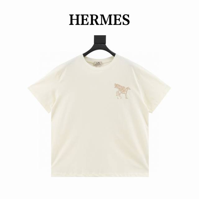 Hermes 爱马仕 飞马刺绣圆领短袖 触及到心底的温暖 今年H家的秋冬最新款，胸口经典飞马刺绣！客供棉质纤维纱线材质精心制作，当它贴身的第一瞬间，完全是零压力