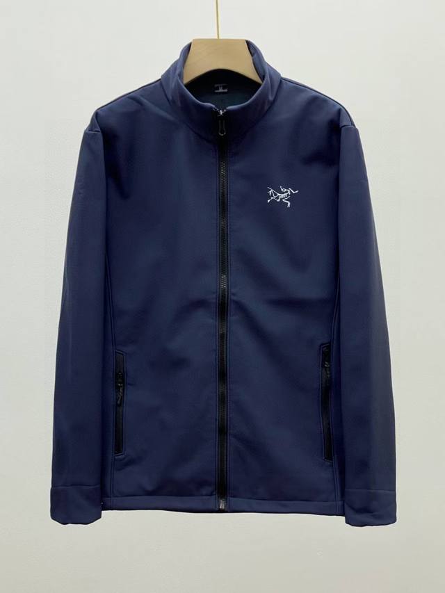 Arc'teryx立领软壳外套 官网同款.始祖鸟*Arc'teryx2025年春秋新款男士休闲立领小标软壳加绒轻量夹克！！ 高端货订制拉链.鸟家新品，强烈推荐自