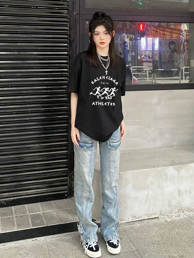 上新！Balenciaga巴黎世家新款短袖T恤，把经典玩出不同，打破单一设计再创造，增多点趣味性！男女同款入，厚实有质感，透气且吸汗，喜欢就盘她！ 尺码：S-3