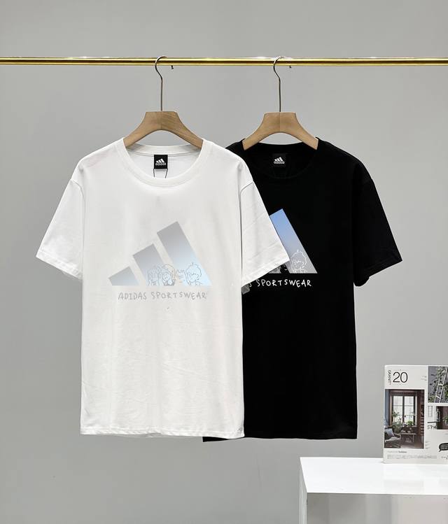 Adidas 阿迪达斯新款短袖T恤，休闲舒适宽松的版型，整体设计比较简约，没有过多的点缀，很耐看，休闲潮搭，非常值得大家入手！好看不挑人，男女均可驾驭！ 颜色：
