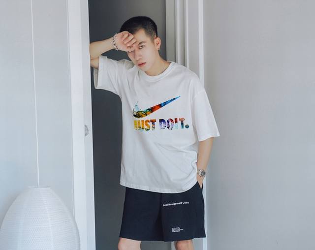 上新！元素碰撞，超级吸睛！ Nike 耐克情侣款圆领短袖T恤，全部采用上等原料，质感好颜色鲜明！ 这种款式上身回头率超高！基础款的圆领Tee,男女均可驾驭！ 尺