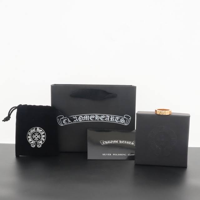 Chrome Hearts 克罗心粗版永恒戒指 金色 简单的造型设计,永恒戒指上刻有哥特体的 Forever和克罗心最经典的十字花元素,上手效果很惊艳,很适合日