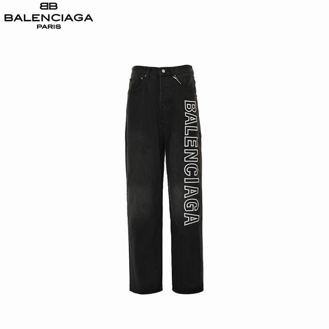 Balenciaga 巴黎世家 刺绣字母水洗宽松阔腿牛仔裤 重工艺水洗个性系列蓝靛色，这个颜色简直就是量身定制的 Style，满满秋冬的Feel。 设计简约的
