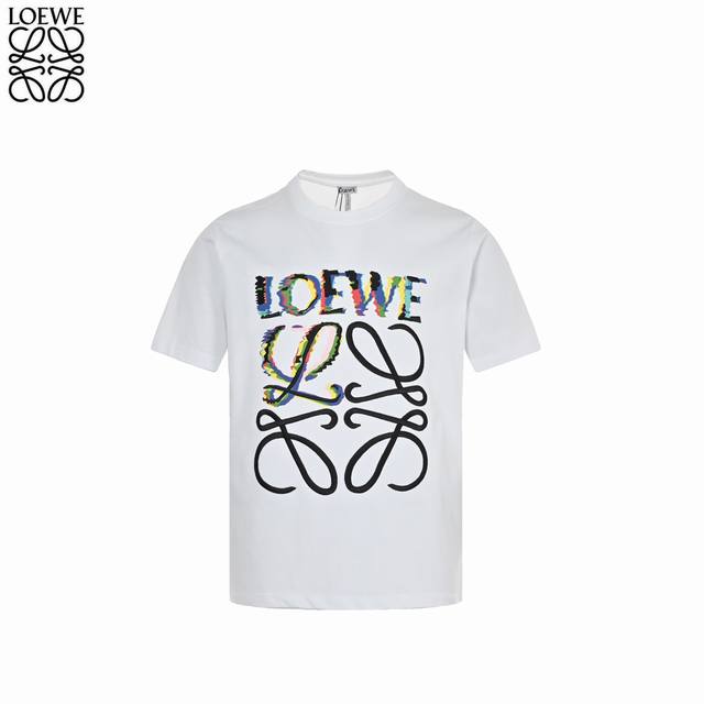 Loewe 罗意威 绣花Logo彩虹短袖 慵懒随性街头范儿，斑驳字母设计增添复古韵味。泼墨涂鸦印花元素添点睛之笔，诠释潮流身份，打破纯色单调。衣摆的点墨好似大