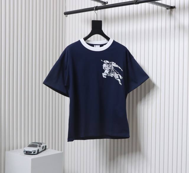 Burberry 巴宝莉 25Ss 撞色领战马印花短袖 面料采用高克重260G重精梳棉，定制1:1螺纹，面料舒适亲肤无异感，制定染面料，纺织密度高，垂感佳，不易
