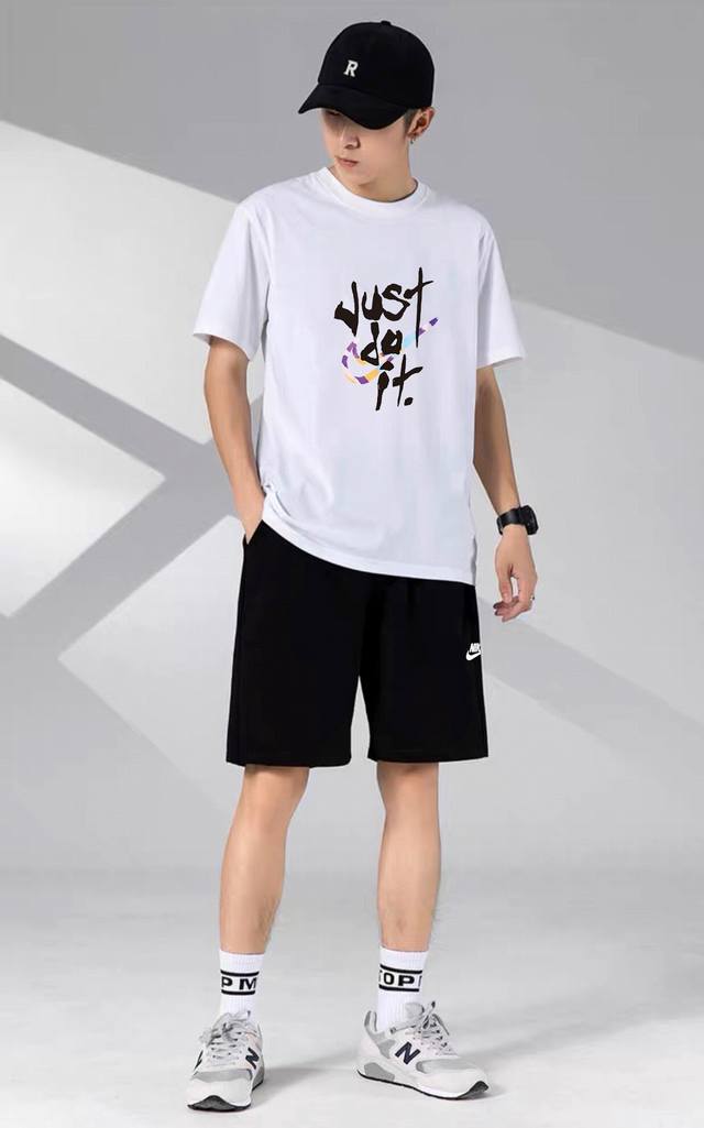 Nike 耐克休闲情侣款短袖短裤运动套装，男女均可轻松上身驾驭 ，面料柔软有弹性超级舒服 ！细节一步到位 ，腰部内里有抽绳可以随意调节！ 上身效果超赞！超舒适！