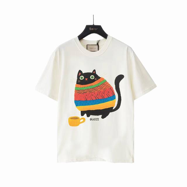 实拍细节图+尺码表 Gucci古驰 趣味卡通发呆的猫圆领短袖 无感印花 早春系列高克重短袖 选用客供定制针织100%纯棉面打造,面料手感细腻，厚实有质感的纯棉布