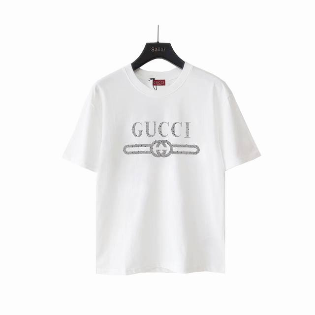实拍细节图+尺码表 Gucci 古驰 镶钻双Glogo圆领T恤 选用客供定制针织100%纯棉面打造,面料手感细腻，厚实有质感的纯棉布 高密度的机织工艺，如棉絮般