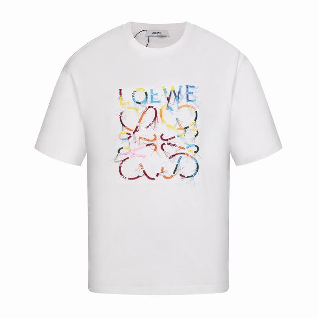Loewe 罗意威 25Ss 彩色流苏刺绣短袖 这款短袖是由L0Ewe推出的新品，主打的是彩色流苏刺绣的设计元素。 它的颜色超级丰富，有粉色、蓝色、黄色等等，