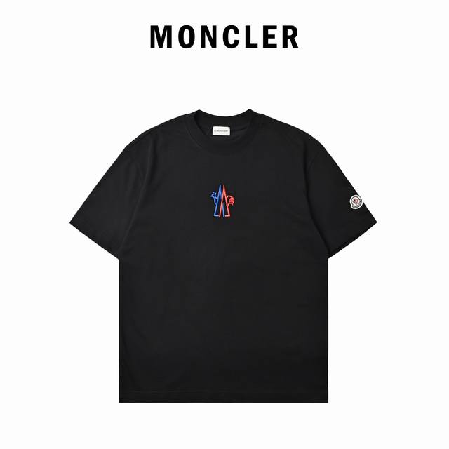 Moncler 蒙口 2025新款 数字字母Logo定制袖章短袖T恤 定制300克100％双纱纯棉面料 定染32支双股螺纹 领标吊牌主唛三标齐全 颜色：黑色 0