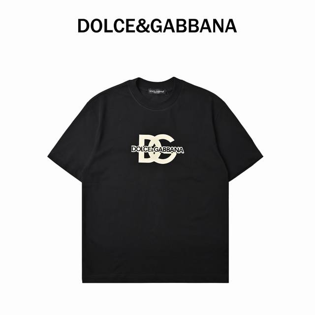 Dolce&Gabbana Logo字母压胶条短袖T恤 材质是高品质棉质，亲肤又透气，贴身穿超级舒服，完全没有那种闷热感。夏天不管是日常出街还是运动，都能保持清