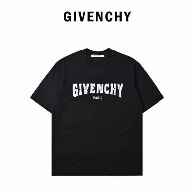 Givenchy 纪梵希 斑驳字母印花短袖T恤 它的材质是纯棉的，贴身穿超级舒服。柔软亲肤，透气性也超棒，完全不会有闷热感。无论是日常出门逛街，还是和朋友聚会，