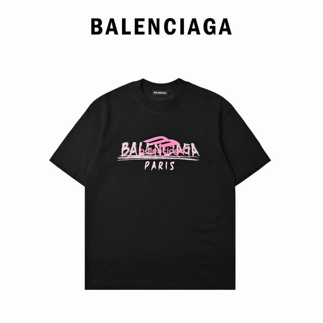 Balenciaga 巴黎世家 粉色字母印花短袖T恤 简约的T恤，经典又百搭。胸前标志性的品牌印花，粉色调设计时髦又吸睛，一眼就爱上，出街回头率拉满！ 材质是高
