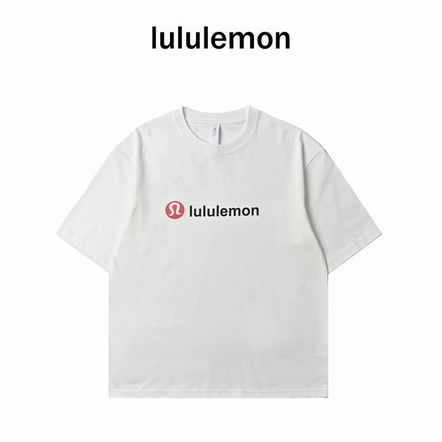Lululemo 露露乐蒙 2025新款字母T恤，今年的独特元素就是把Lululemon的单品印在丁恤上，简约却不失奢潮范儿。这种简单直接的设计，让人一眼就能感