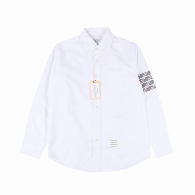 Thom Browne 汤姆布朗 牛津纺经典袖口三色长袖衬衫 衣身为定制16S双纱牛津纺，纽扣采用珍贵的贝壳扣，成衣水洗微做皱处理，经典三色织带加宽，做工难度在