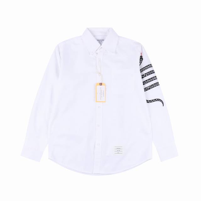 Thombrowne 汤姆布朗蛇年限定　牛津纺经典袖口长袖衬衫 衣身为定制16S双纱牛津纺，纽扣采用珍贵的贝壳扣，成衣水洗微做皱处理， Size：01234