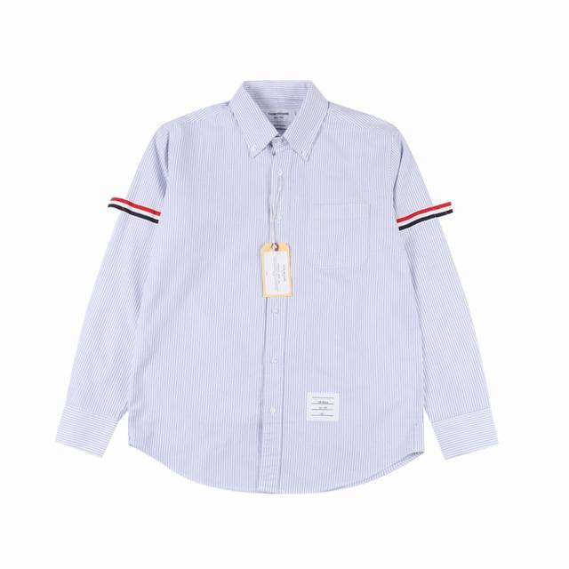 Thom Browne 汤姆布朗 牛津纺经典袖口条纹长袖衬衫 衣身为定制16S双纱牛津纺，纽扣采用珍贵的贝壳扣，成衣水洗微做皱处理，经典三色织带加宽，做工难度在