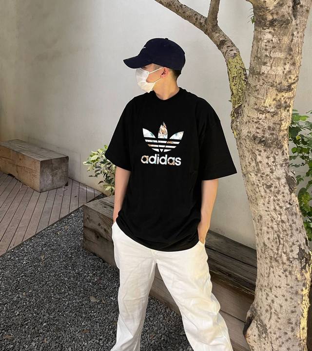 上新！Adidas元素碰撞，超级吸睛！不仅保留了阿迪达斯传统的招牌风格，色调上的搭配效果自带层次，视觉上很有高街调性！重工艺高质感，棉质感强，男女同款！ 尺码：
