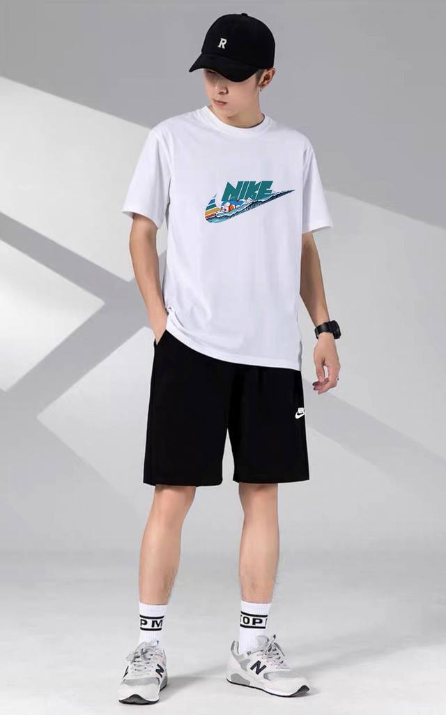 Nike 耐克休闲情侣款短袖短裤运动套装，男女均可轻松上身驾驭 ，面料柔软有弹性超级舒服 ！细节一步到位 ，腰部内里有抽绳可以随意调节！ 上身效果超赞！超舒适！