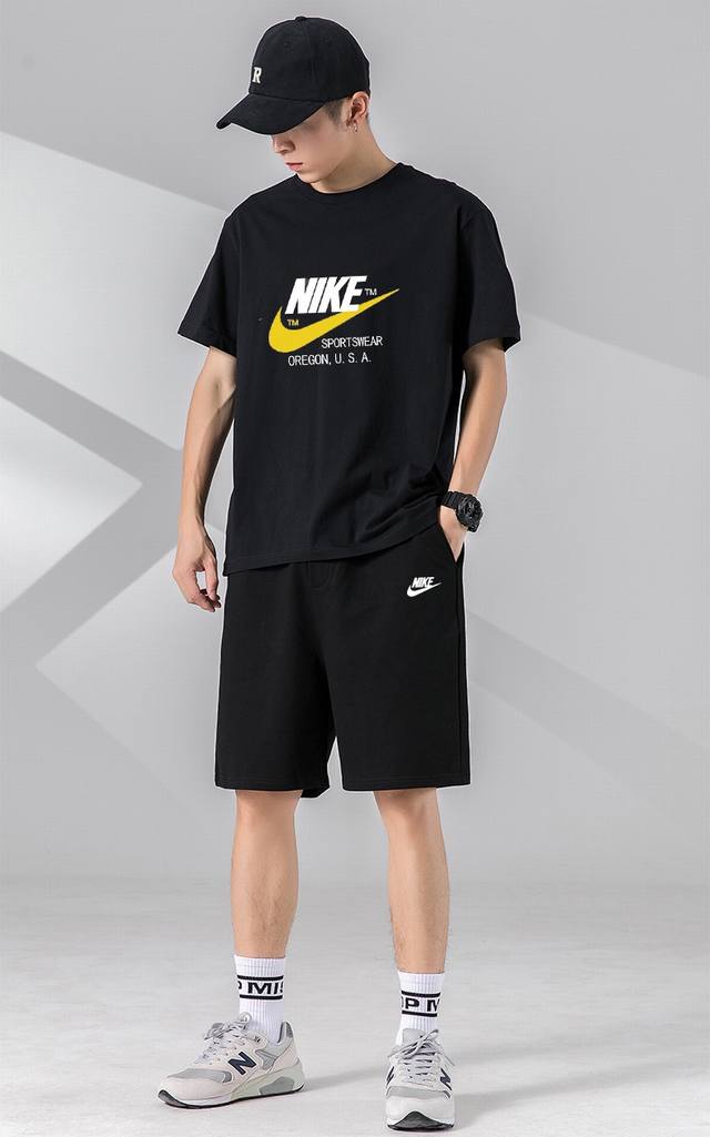 Nike 耐克休闲情侣款短袖短裤运动套装，男女均可轻松上身驾驭 ，面料柔软有弹性超级舒服 ！细节一步到位 ，腰部内里有抽绳可以随意调节！ 上身效果超赞！超舒适！
