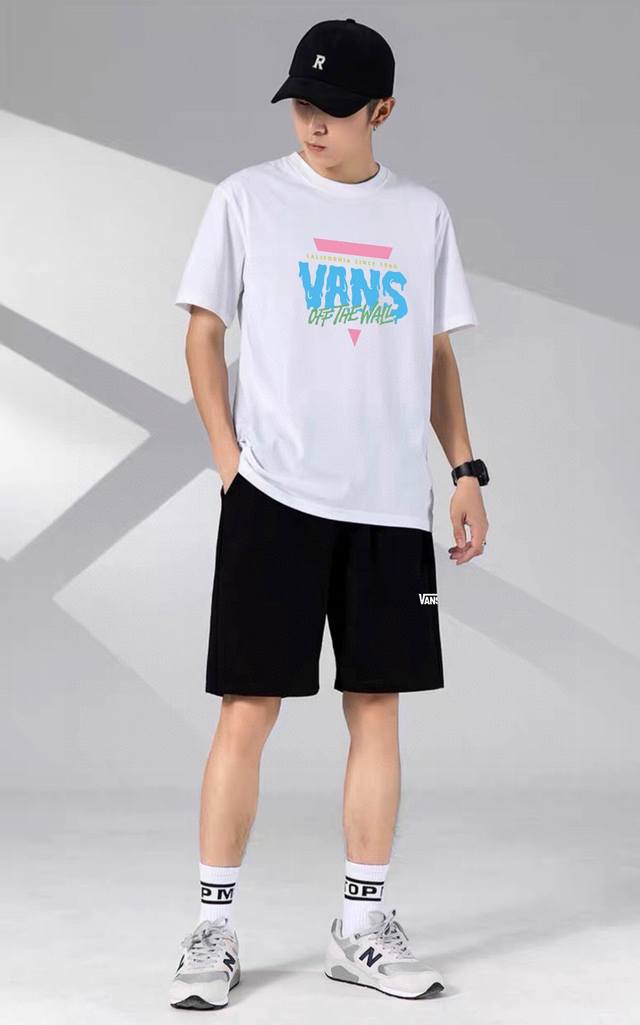 Vans万斯新款短袖短裤运动套装！百搭不挑人！ 本款T恤采用纯棉面料！吸汗透气，贴身柔软！ 腰部松紧带抽绳，拉链口袋，运动時候可以放手机钥匙，非常方便！ 上身效