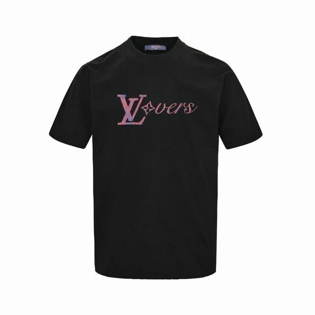 Louis Vuitton 路易威登 25Ss 紫金渐变字母印花短袖T恤 这款重磅260G精致的黑色 T 恤采棉制成，是本系列彩虹色的启发，胸前印有 Lv Ve