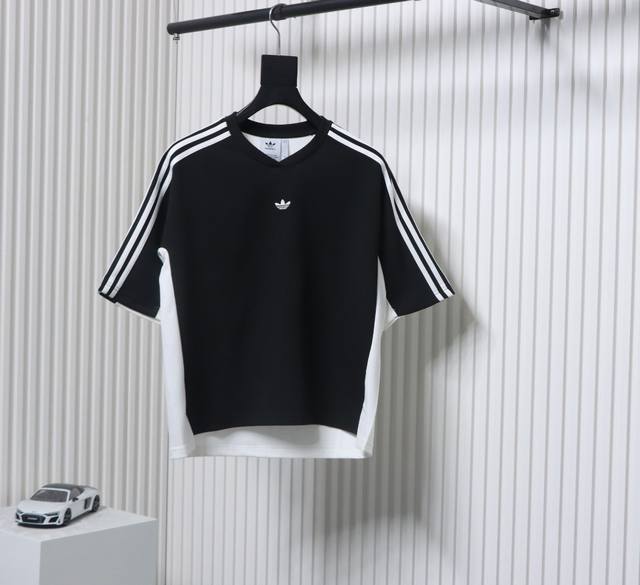 Adidas 三叶草黑白两面宽松运动短袖 面料采用300克重磅洗水纯棉 特定重磅21S精棉平纹针织面料 搭配32S+70D拉架螺纹 95%精棉*5%氨纶双纱罗纹