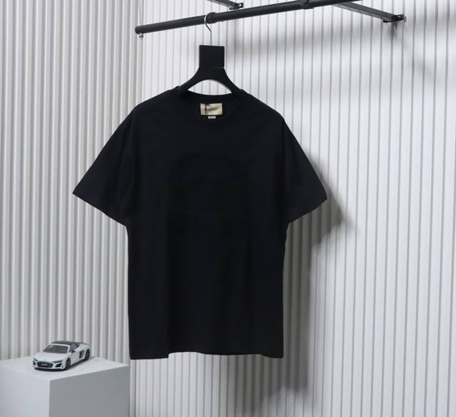 Gucci 古驰 23Ss 双G字母浮雕压花短袖 面料采用230克重精梳棉，定制32支1*1螺纹，成衣两遍水洗处理，灵感源自八十年代复古，定制面料，官方同款，同