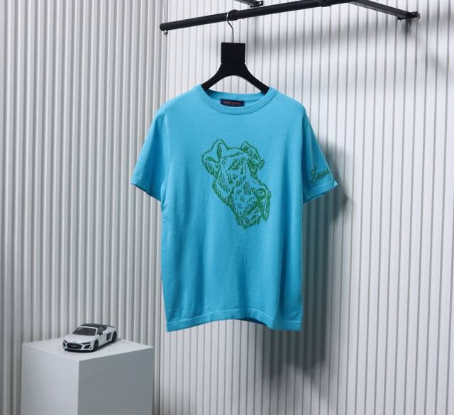 Gucci 古驰 25Ss 小狗提花针织短袖 本款短袖棉质圆领衫出自路易威登与 Tyler 的合作系列，以嵌花元素演绎清新早春气息。前胸呈现系列吉祥物猎狐梗，左