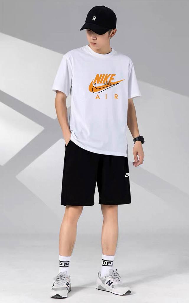 Nike 耐克休闲情侣款短袖短裤运动套装，男女均可轻松上身驾驭 ，面料柔软有弹性超级舒服 ！细节一步到位 ，腰部内里有抽绳可以随意调节！ 上身效果超赞！超舒适！