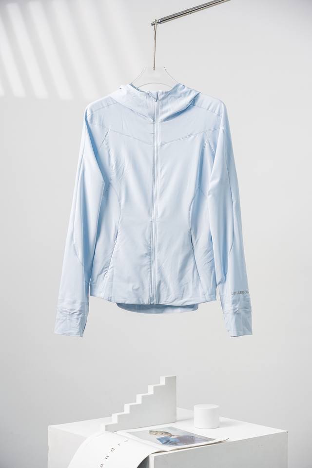 Lululemon露露乐蒙 Mist Over系列 Windbreaker 纯色修身防风速干轻薄连帽皮肤衣夹克 女款 活力满满，修饰优化身材比例，显个子高挑 专