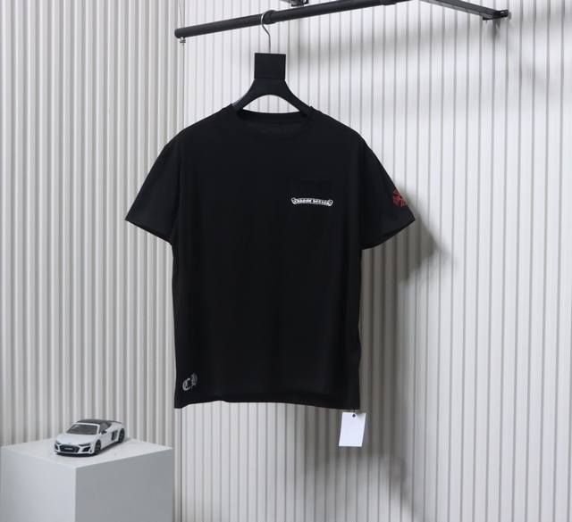 Chrome Hearts 克罗心 24Ss 后背红字梵文短袖 面料采用26支Oe纱线，区别市面21S纯棉纱线，市场纱线不一样代表着整件衣服提花的形状大小针距都