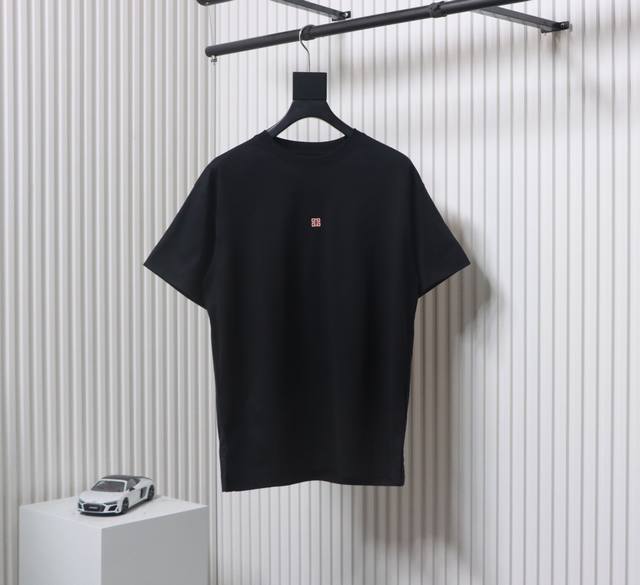 Givenchy 纪梵希 25Ss 前后刺绣粉色Logo短袖 采用100%棉质面料，柔软透气，让你在夏日里尽享舒适。 正面和背面饰以Givenchy Logo，
