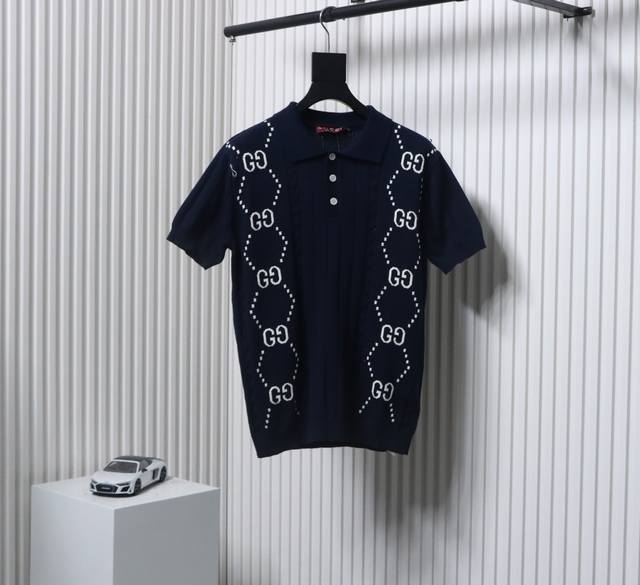 Gucci 古驰 25Ss 双G提花绞花针织Polo短袖 柔软的棉质套衫注入挺括质感和经典韵味。落肩设计与宽松版型相得益彰，打造灵活百搭的叠搭单品。米白色棉布，