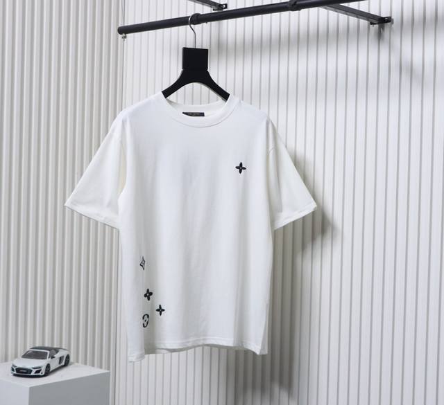 Louis Vuitton 路易威登 25Ss 暗纹老花Logo拼接刺绣短袖T恤 购入原版开模打造，全套定制辅料，所有细节完美还原 定织定染260G纯棉双纱紧密