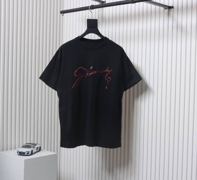 Givenchy 纪梵希 25Ss 蛇年限定印花短袖 采用100%棉质面料，柔软透气，让你在夏日里尽享舒适。 正面和背面饰以Givenchy Logo印花，背面