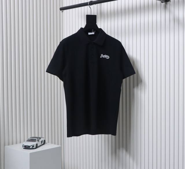 Burberry 巴宝莉Bbr 草写刺绣字母签名短袖Polo衫 原版品质，欢迎对比。纯棉珠地棉面料经典款Polo衫，经典爆款系列，图案装饰让商务休闲风增添了俏皮