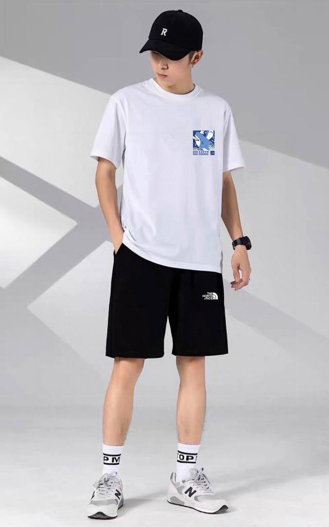 Tnf北面新款短袖短裤运动套装！百搭不挑人！ 本款T恤采用纯棉面料！吸汗透气，贴身柔软！ 腰部松紧带抽绳，拉链口袋，运动時候可以放手机钥匙，非常方便！ 上身效果