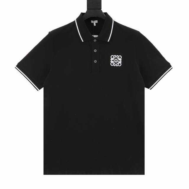 Loewe 罗意威 胸口刺绣Logo短袖Polo衫 选用棉质珠地网眼布打造，定制材质260G长绒棉，衣领为双系统提花定织扁机制成，有弹性，不变形，衣服全部原生布