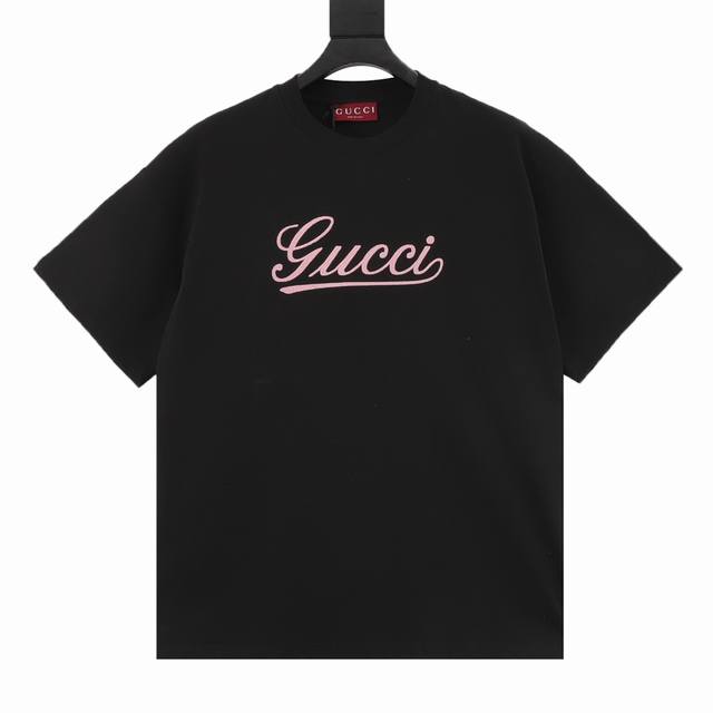 Gucci 古驰 25Ss 草写Logo标识刺绣短袖T恤 购入原版开模打造，全套定制辅料，所有细节完美还原 定织定染260G纯棉双纱紧密棉面料，洗水后达280G