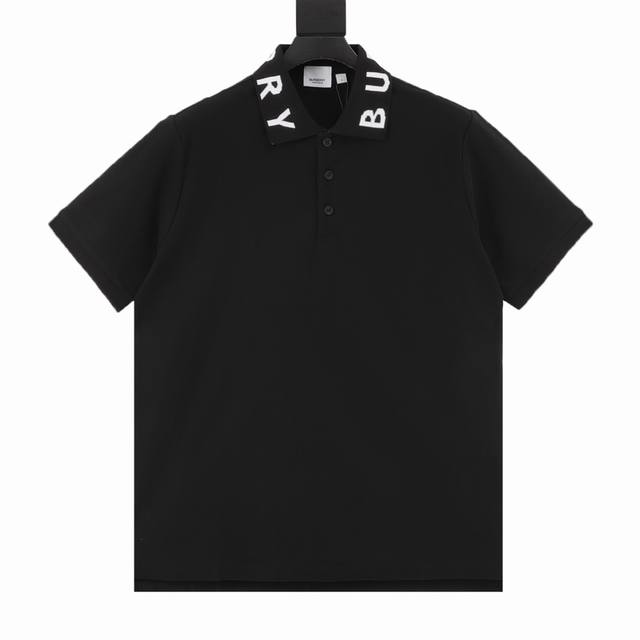Burberry巴宝莉Bbr 字母领短袖Polo衫 选用棉质珠地网眼布打造，定制材质220G珠地布料。衣领为双系统提花定织扁机制成，有弹性，不变形。衣服全部原生