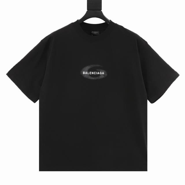 Balenciga 巴黎世家 前后渐变标识字母圆领短袖T恤 采用前后渐变印花工艺 纯棉柔软面料，对色定染面料，超精细平网工艺，潮流感十足，定染纯棉面料，Os版型