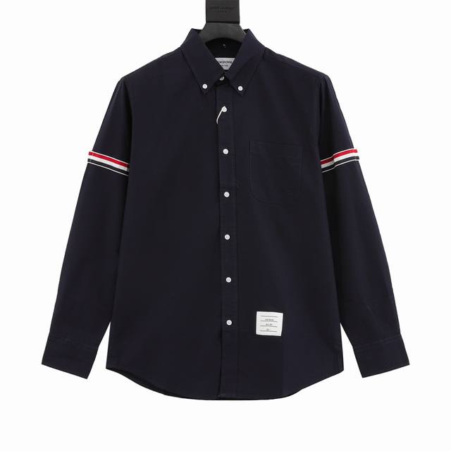 Thom Browne 汤姆布朗 双袖标衬衫 面料采用100%涤纶材质，织带定织采用聚酯纤维材质，成衣由18个裁片拼接而成，非常费工时 Size：0-4
