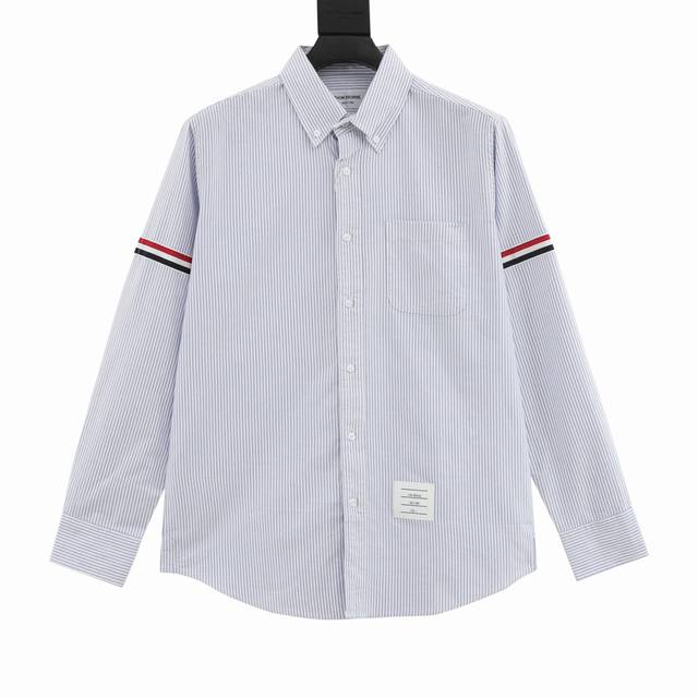 Thom Browne 汤姆布朗 牛津纺经典袖口条纹长袖衬衫 衣身为定制16S双纱牛津纺，纽扣采用珍贵的贝壳扣，成衣水洗微做皱处理，经典三色织带加宽，做工难度在