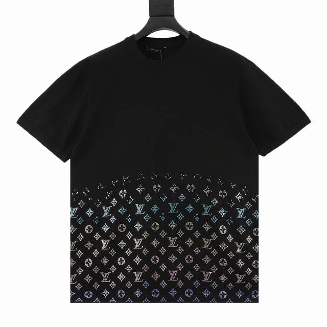 p Louis Vuitton 路易威登 老花彩钻渐变毛织短袖 原版16, 购入开发，采用高质纯棉纱线14S细针德国横机织造，裁片织成后环保固色定染。下摆字母水