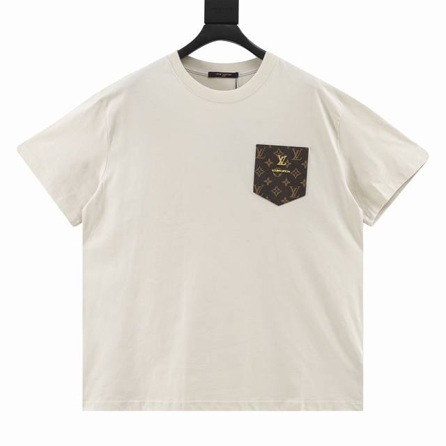 Louis Vuitton 路易威登 口袋皮标老花情侣款短袖T恤 非常简约大气的一款Tee 宽松Os版型裁剪，上身时尚大气，利落得体 个性的胸口老花图案点缀衣身