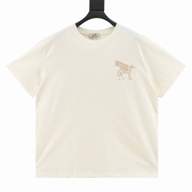 Hermes 爱马仕 飞马刺绣圆领短袖 触及到心底的温暖 今年H家的秋冬最新款，胸口经典飞马刺绣！客供棉质纤维纱线材质精心制作，当它贴身的第一瞬间，完全是零压力