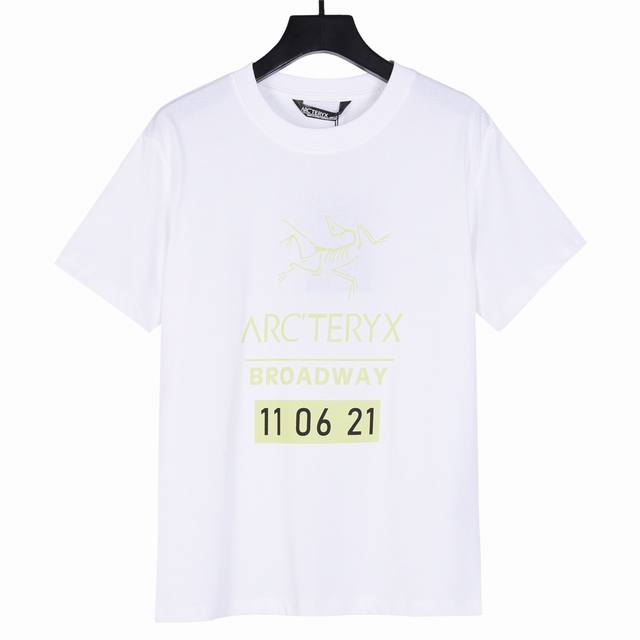 Arc’Teryx始祖鸟Arc25Ss 胸前荧光绿Logo字母印花短袖T恤 采用60支双股，270G双纱全棉面料。上身透气，绝不起球，手感柔软舒适，全衣平车走线