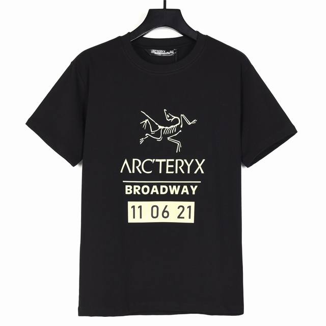 Arc’Teryx始祖鸟Arc24Ss 胸前荧光绿Logo字母印花短袖T恤 采用60支双股，270G双纱全棉面料。上身透气，绝不起球，手感柔软舒适，全衣平车走线